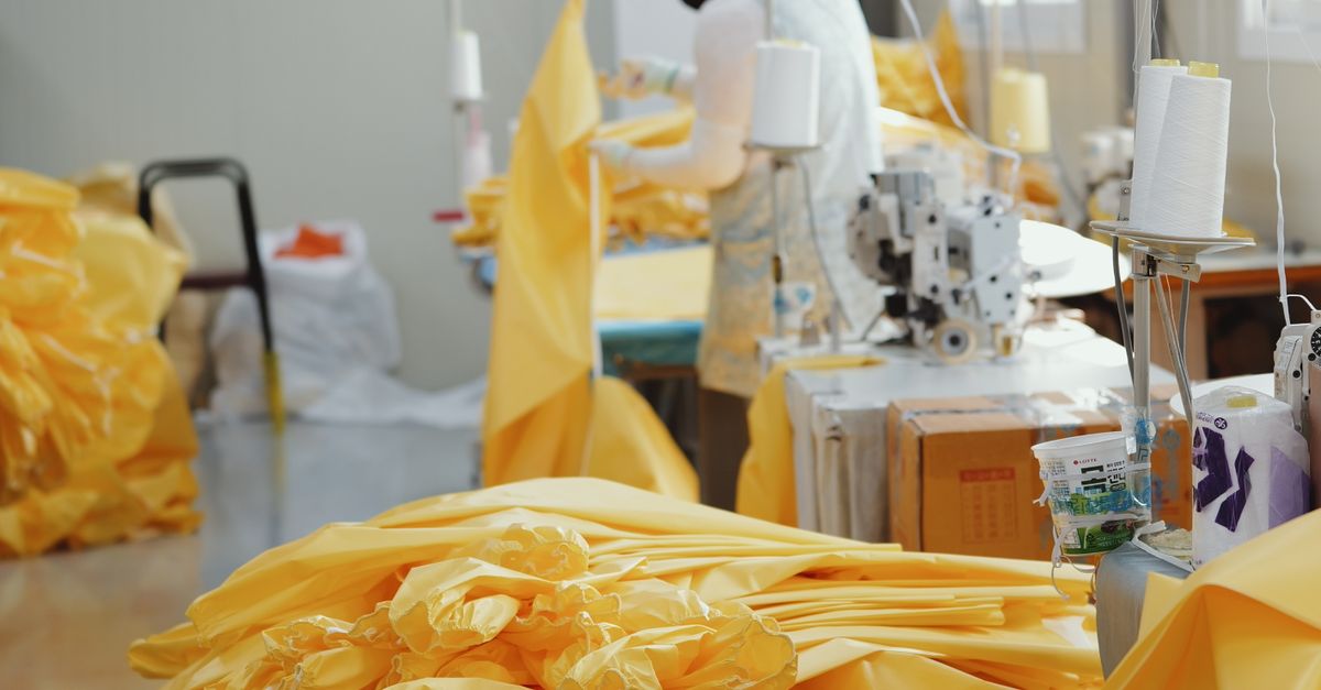 Kỹ thuật viên kiểm tra máy may công nghiệp để thanh lý máy may cũ giá rẻ Bình Dương