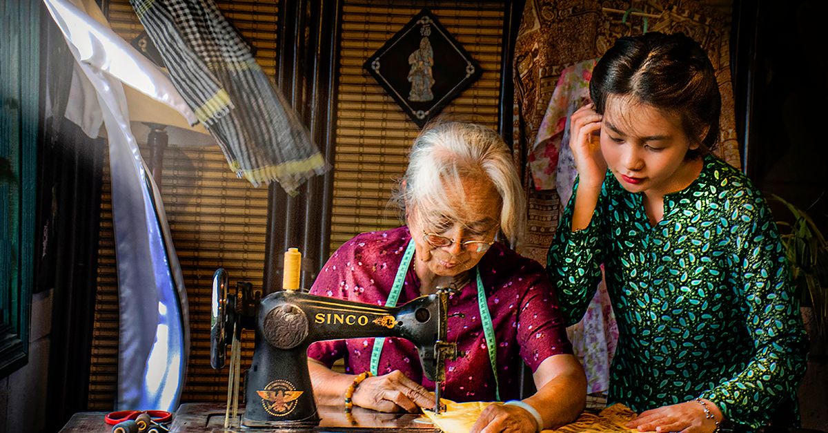 Chủ xưởng may thảo luận về việc mua bán máy may cũ tại Bình Dương