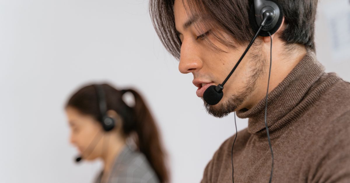 Chuyên viên tư vấn dịch vụ đang trao đổi với khách hàng trong môi trường văn phòng chuyên nghiệp