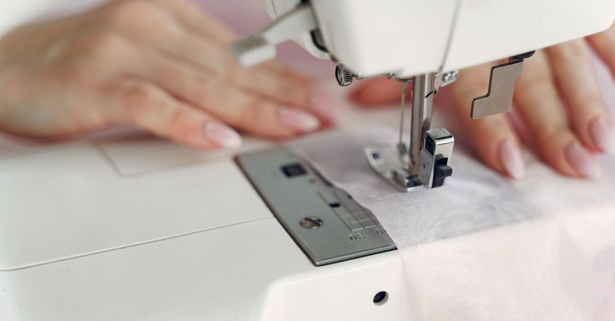 Các bộ phận máy may được vệ sinh và bôi trơn cẩn thận trong quá trình bảo dưỡng