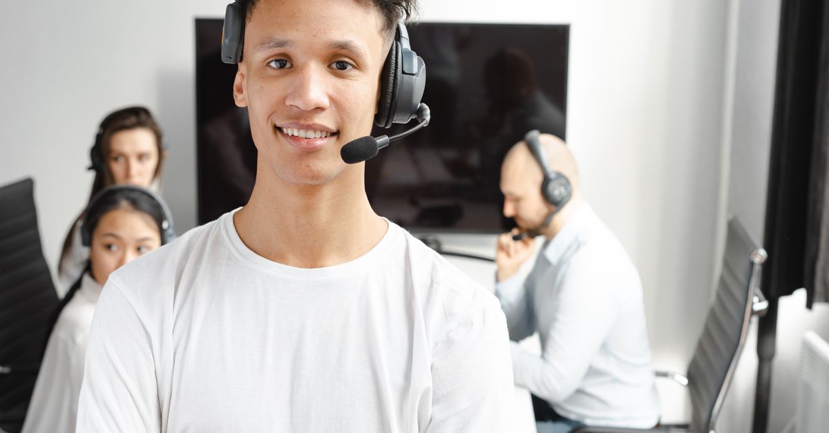 Đội ngũ tư vấn viên chuyên nghiệp sẵn sàng hỗ trợ khách hàng