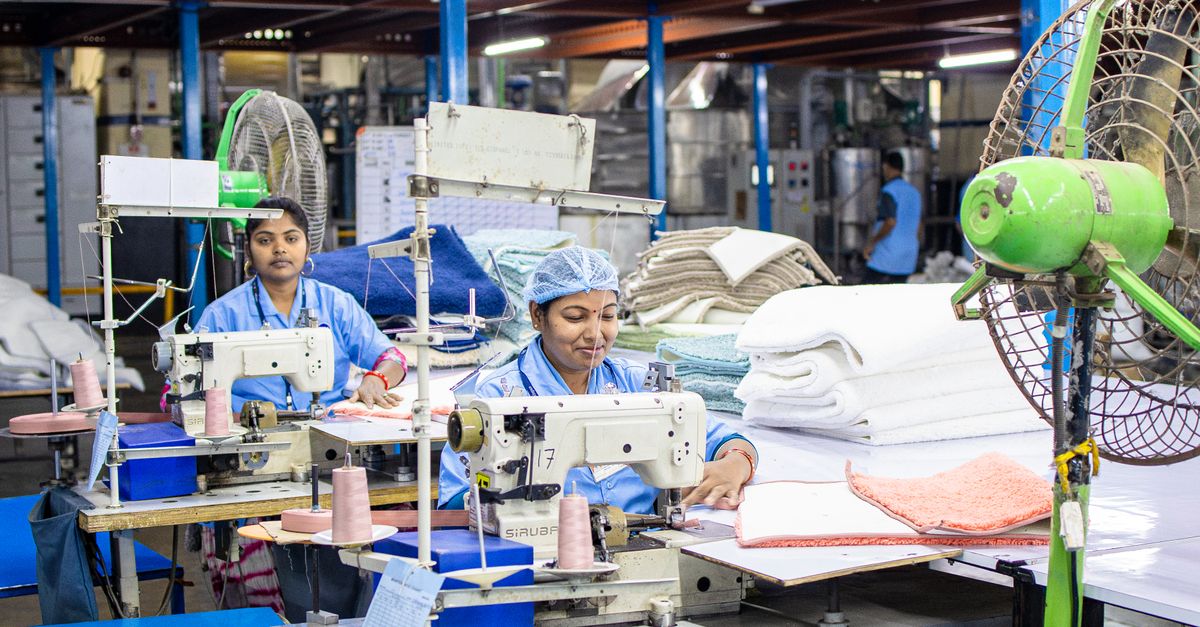 Thợ sửa máy may chuyên nghiệp đang khắc phục lỗi