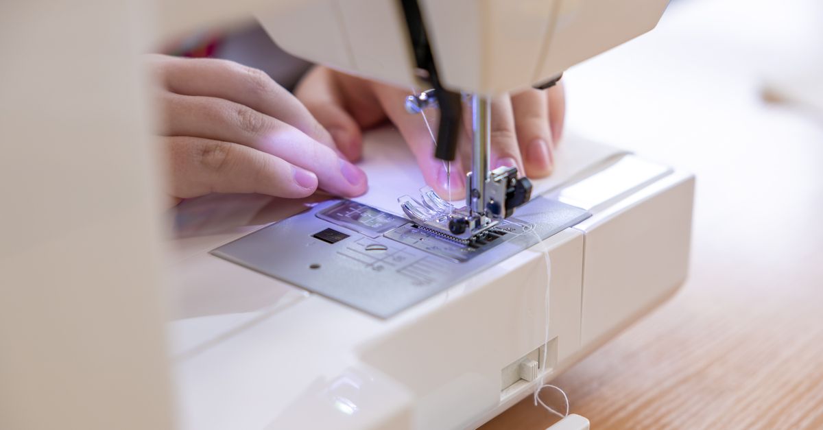 Kỹ thuật viên kiểm tra máy may để đảm bảo 10. Đừng Để Máy May Hỏng Làm Chậm Tiến Độ Của Bạn