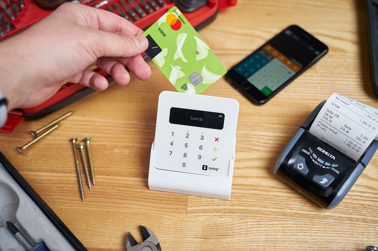 Kỹ thuật viên chuyên nghiệp đang làm việc trên máy may