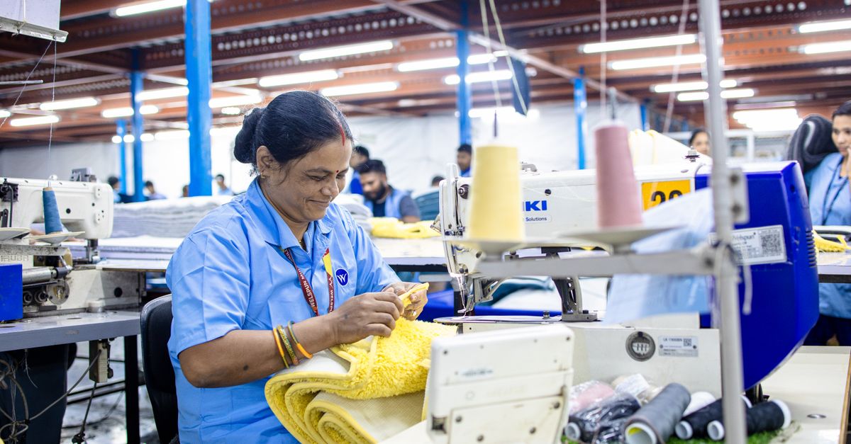 Ảnh máy may bị lỗi khiến công nhân thất vọng, cần sửa chữa dứt điểm, không tái phát lỗi cũ.