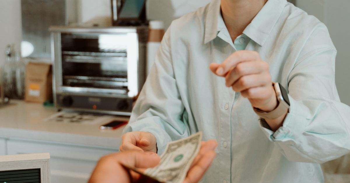 Chủ doanh nghiệp hài lòng nhận thanh toán sau khi thanh lý