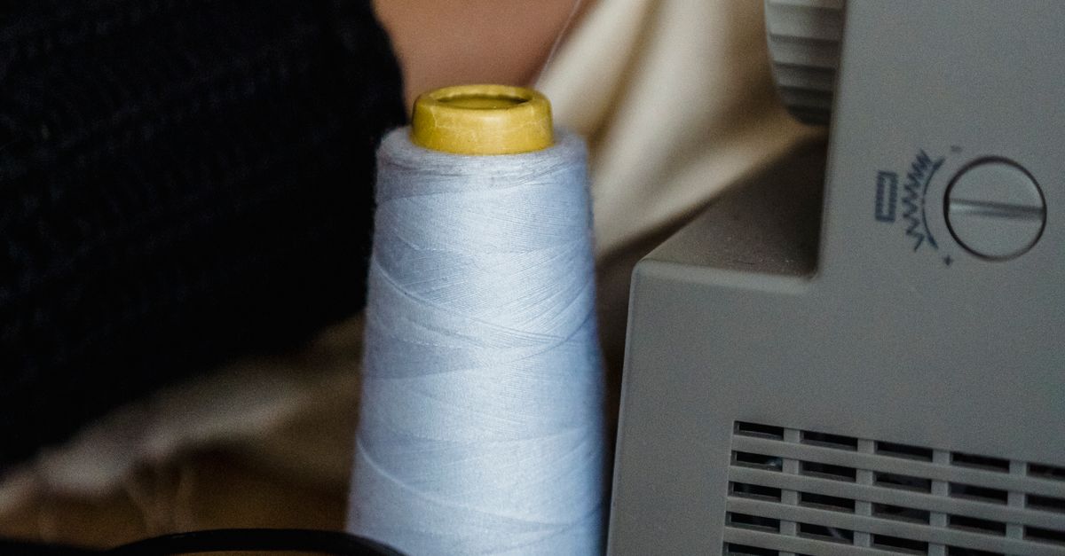 Máy may công nghiệp gặp trục trặc làm chậm tiến độ sản xuất
