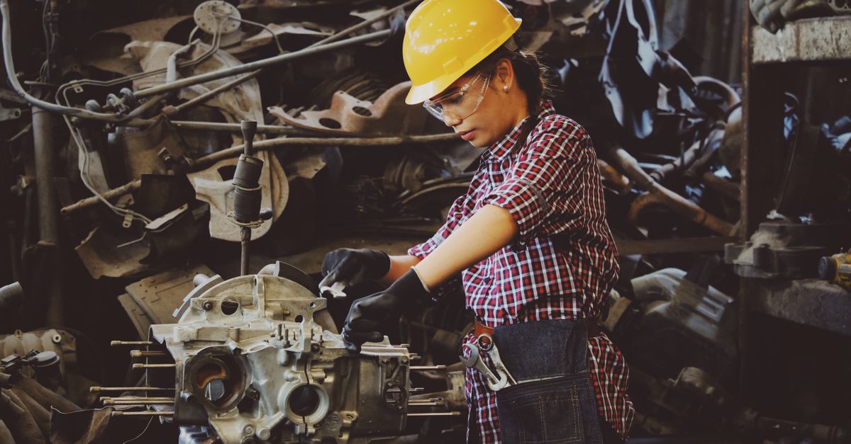 Kỹ thuật viên bảo trì máy may công nghiệp.