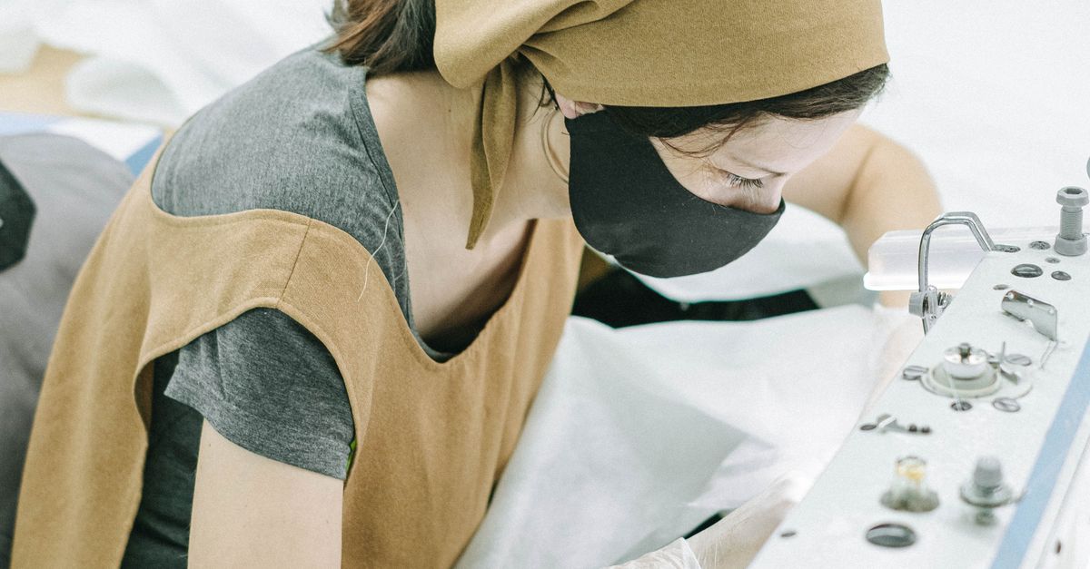 Người thợ vận hành máy may công nghiệp năng suất cao