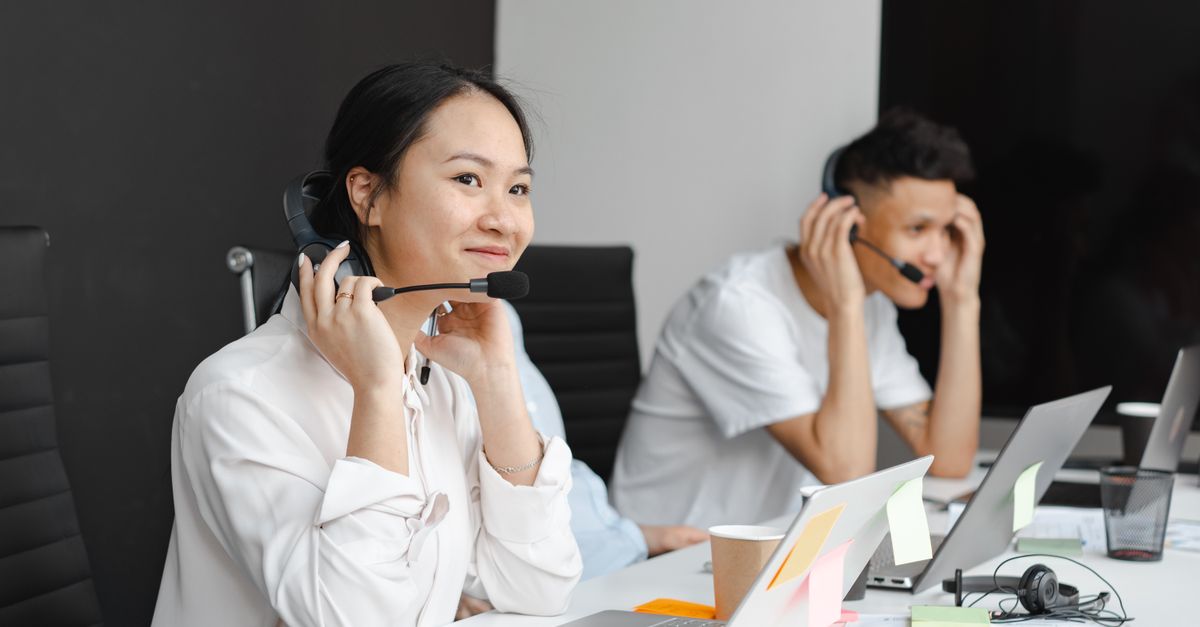 Kỹ thuật viên đang tư vấn cho khách hàng về máy may