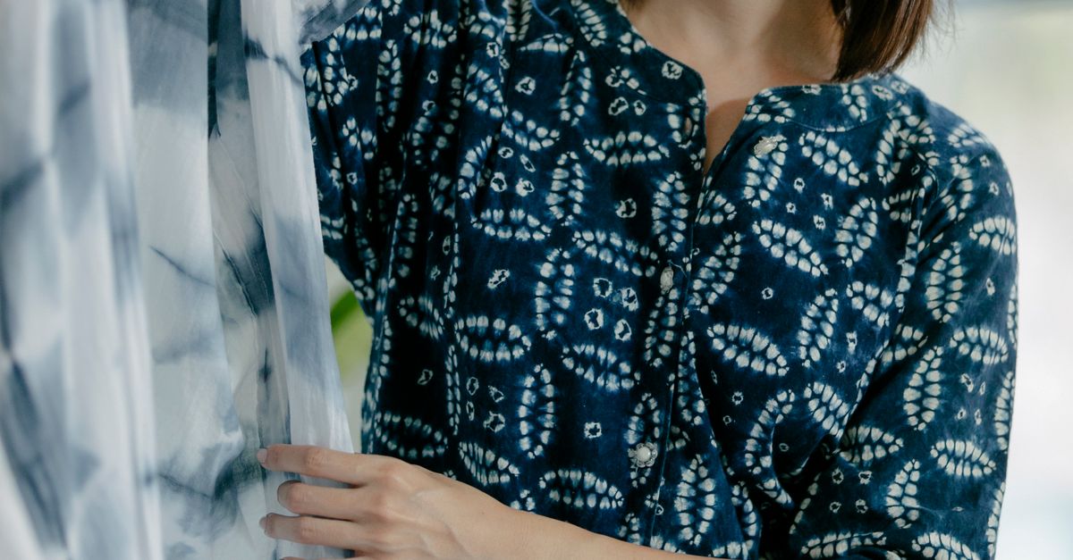 Nữ công nhân may vui vẻ làm việc trong xưởng hiện đại.