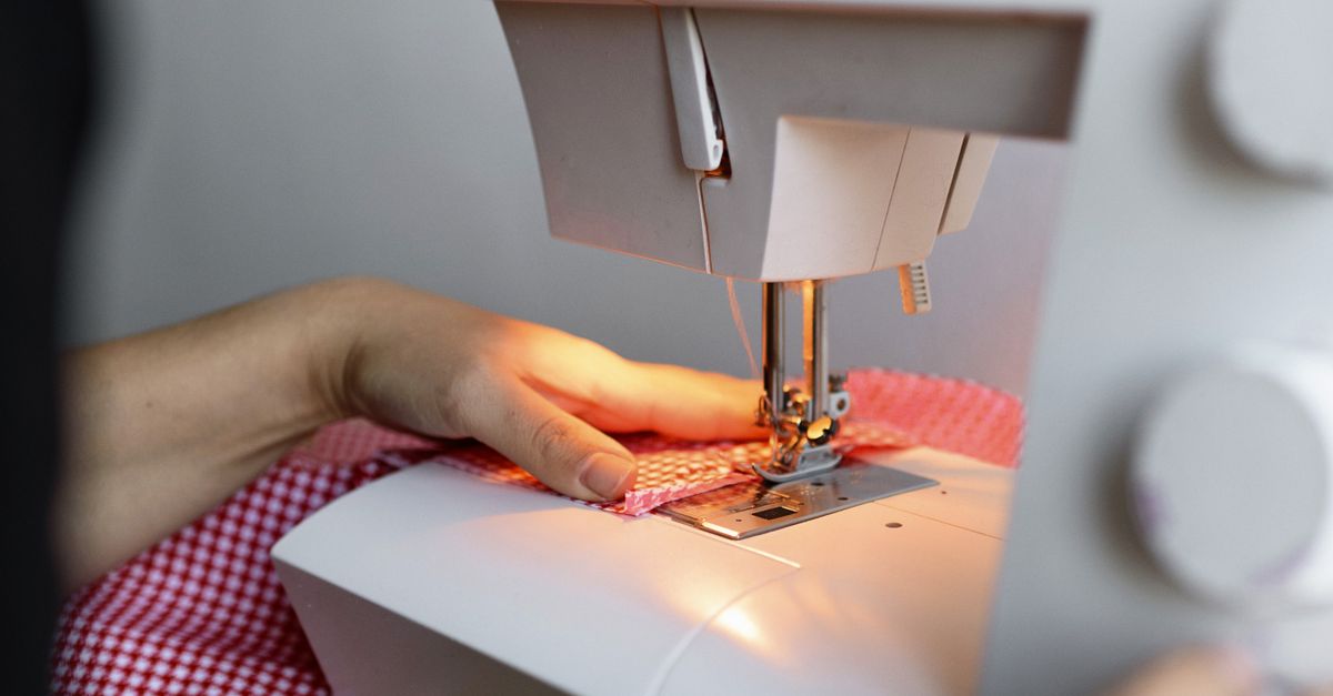 Nữ gia chủ may vá trên máy may gia đình tại Bình Dương