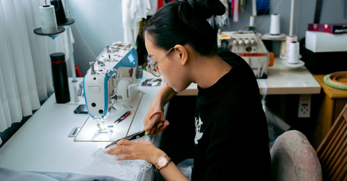 Máy may gia đình và các dụng cụ cần thiết cho xu hướng tự may vá tại nhà