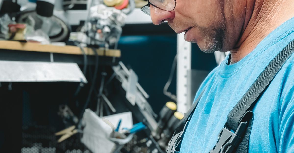 Người mua hàng kiểm tra chất lượng sản phẩm